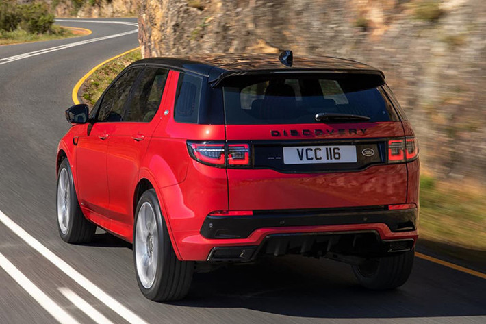 Giá xe Land Rover Discovery Sport 2020 với biến thể R-Dynamic bao gồm hai bố cục 5 chỗ hoặc 5+2, lần lượt là 2 tỷ và 2,2 tỷ đồng tại thị trường Malaysia (chưa bao gồm thuế đường bộ và phí bảo hiểm).