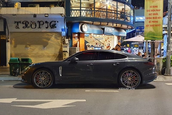 Ngoài tùy chọn sơn ngoại thất Volcano Grey Metallic ấn tượng, chiếc Porsche Panamera Turbo 2017 này còn đặc biệt gây chú ý khi sở hữu rất nhiều tùy chọn đắt giá khác, có thể kể đến như đèn pha LED ma trận (hơn 60 triệu VNĐ), vô lăng thể thao ốp carbon, Sport Chrono Package, hệ thống âm thanh vòm Burmester, hệ thống hỗ trợ đỗ xe trước sau tích hợp camera toàn cảnh.