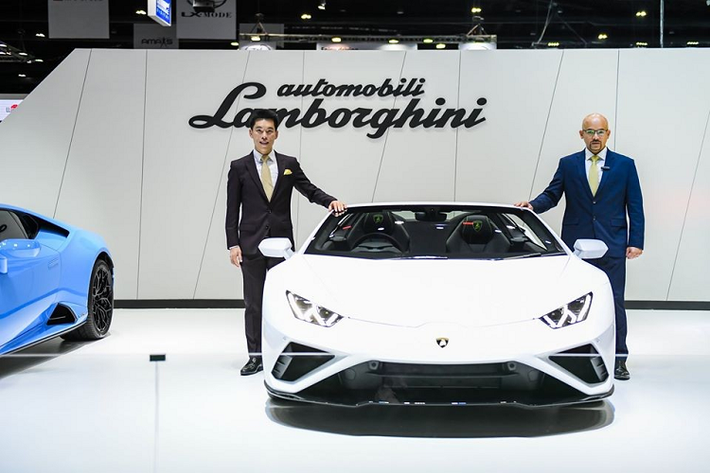 So với phiên bản dẫn động 4 bánh AWD, Lamborghini Huracan EVO RWD Spyder được bổ sung bộ chẻ khí trước và bộ khuếch tán gió mới cũng như cản sau màu đen bóng. Trong khi đó, mui mềm có thể đóng/mở trong thời gian 17 giây ngay cả khi mẫu siêu xe này chạy ở vận tốc 50 km/h. Dù mui đóng hay mở thì người lái vẫn có thể mở cửa sổ sau chỉnh điện. Ngoài ra, trong khoang lái còn có 2 kính chắn gió có thể tháo, lắp tùy ý để giảm tiếng ồn, cho phép người ngồi trong xe nói chuyện ngay cả khi Lamborghini Huracan EVO RWD Spyder đang chạy ở tốc độ cao.