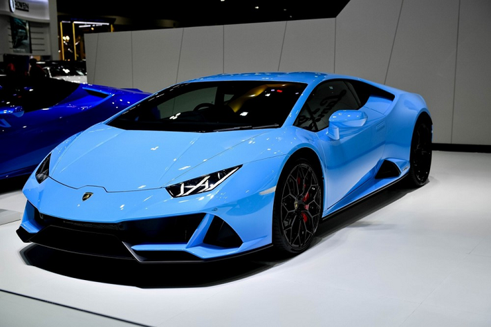 Chiếc siêu xe Lamborghini Huracan EVO 2020 được trưng bày ở triển lãm Bangkok Motor Show 2020 có màu xanh nhạt tuyệt đẹp. Xe có giá bán chính hãng từ 18 tỷ đồng. Lamborghini Huracan EVO sở hữu động cơ V10, hút khí tự nhiên, dung tích 5.,2 lít tạo ra công suất tối đa 640 mã lực và mô-men xoắn cực đại 600 Nm. Khả năng đua nước rút từ 0-100 km/h của Lamborghini Huracan EVO 2020 chỉ mất thời gian 2,9 giây, nhanh hơn 0,3 giây so với Lamborghini Huracan LP610-4. Vận tốc tối đa của Lamborghini Huracan EVO 2020 đạt mức hơn 325 km/h.