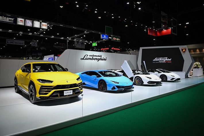 Tấm ảnh này cho ta thấy, chiếc xe đầu tiên có mặt trong gian hàng của hãng siêu xe Lamborghini chính là siêu SUV Urus đã quá quen mặt với các nhà giàu Việt. Kế đến là Lamborghini Huracan EVO Coupe màu xanh tuyệt đẹp cũng xuất hiện. Mẫu siêu xe Lamborghini Huracan EVO dẫn động cầu sau bản mui trần cũng được vén màn tại Thái qua triển lãm Bangkok Motor Show 2020. Cuối cùng chính là siêu xe Lamborghini Aventador SVJ Roadster lần đầu tiên đến Thái Lan chỉ được sản xuất có 800 chiếc trên toàn thế giới.
