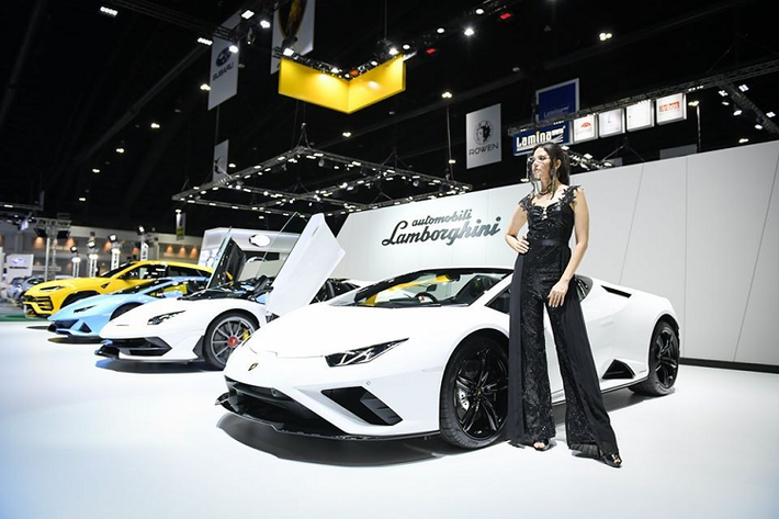 Đại lý nhập khẩu siêu xe Lamborghini tại Thái còn mang đến 2 siêu xe hoàn toàn mới lần đầu có mặt tại đây. Tổng cộng có 5 chiếc siêu xe Lamborghini được mang đến để phục vụ cho triển lãm Bangkok Motor Show 2020 nhưng trên bục trưng bày chỉ có 4 chiếc xe hiện diện. Ngoài Lamborghini Urus, bộ 3 siêu bò còn lại có mặt trong gian hàng của Lamborghini tại triển lãm Bangkok Motor Show 2020 đều khiến đại gia Việt "thèm thuồng" vì chưa có chiếc nào được mang về Việt Nam.