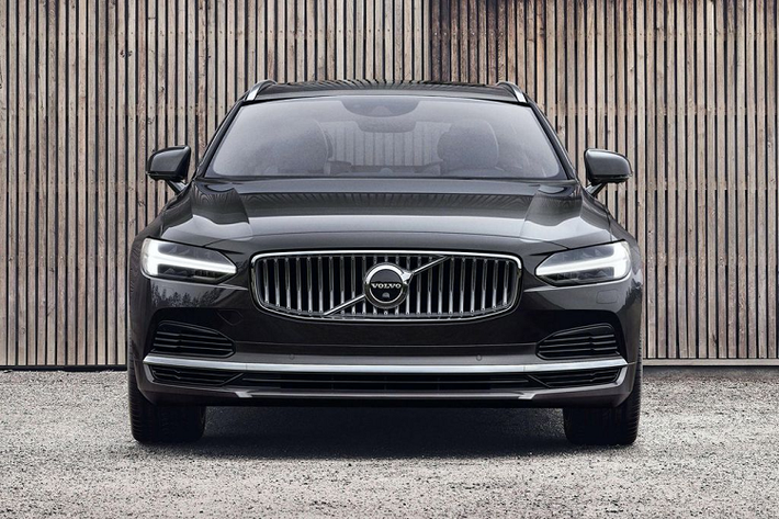 Theo như các bức hình chụp lén, Volvo đã không mang tới nhiều thay đổi hay 1 sự lột xác về ngoại thất trên 2 mẫu flagship ăn khách này. Nhà sản xuất ôtô Thụy Điển đã thông báo về sự tinh chỉnh trong thiết kế ngoại thất, sự bổ sung của hệ thống âm thanh ‘Bowers and Wilkins’ hay cuối cùng là nét tươi mới trên hệ dẫn động mild hybrid 48-volt của toàn bộ dòng sản phẩm Volvo S90 và V90 2021.