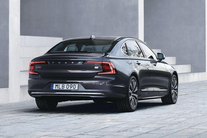 Bắt đầu với ngoại hình của xe, Volvo S90 và V90 2021 sở hữu tấm cản trước mới, đặt thấp hơn, nét tái thiết kế trên bộ chia trước và cụm đèn sương mù thế hệ mới.