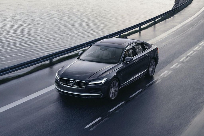 Cuối cùng, hãng xe hơi Volvo đang mở rộng các tùy chọn hệ truyền động mild hybrid 48 volt, cung ứng trên tất cả các mẫu xe. Được giới thiệu lần đầu trên các mẫu SUV XC90 và XC60 vào năm 2019, hệ dẫn động mild hybrid này hiện cũng xuất hiện trên các dòng 90 và 60 Series, cũng như chiếc XC40. Do đó, V90 Cross Country trở thành chiếc Cross Country đầu tiên được điện khí hóa.