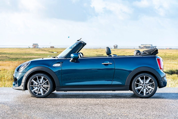 Ngoài ra, phiên bản Mini Convertible 2020 đặc biệt này xuất hiện cùng trang bị tiêu chuẩn bao gồm bộ mâm Scissor Spoke 2 màu kích thước 17-inch và các logo với thiết kế ‘Sidewalk’.