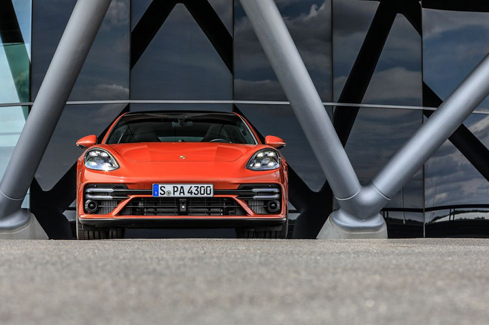 Sau khi xác lập kỷ lục mới tại trường đua Nurburgring, Porsche Panamera 2021 mới cuối cùng đã được trình làng. Thay đổi đáng chú ý là sự xuất hiện của biến thể Turbo S hoàn toàn mới, thế chỗ cho Turbo thông thường, đồng thời cải thiện về mặt hiệu suất.