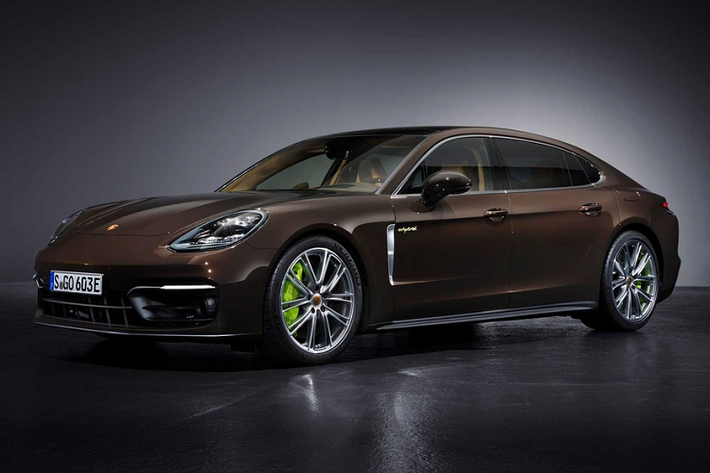Ngoài những thay đổi bên dưới nắp ca-pô, Panamera nhận được một loạt các tinh chỉnh về thiết kế. Thay đổi rõ rệt nhất nằm ở đuôi xe, nơi dải đèn LED ôm lấy toàn bộ chiều rộng mặt sau.