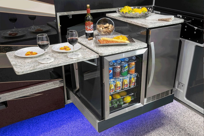 Thậm chí, sàn xe cũng có tính năng sưởi ấm, các bình lọc nước ECOsmarte đảm bảo người dùng luôn có nguồn nước chất lượng cao và hệ thống camera nhìn phía sau của Total Vision giúp người lái dễ dàng điều khiển “ngôi nhà di động”.