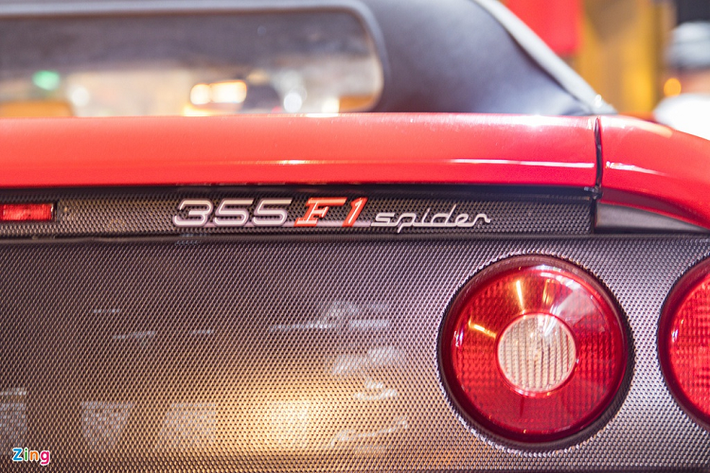 Được sản xuất từ năm 1994 đến 1999, Ferrari F355 là mẫu xe thay thế cho chiếc 348 với 3 phiên bản Berlinetta, Spider và GTS. Từ năm 1997, F355 được Ferrari trang bị hộp số 6 cấp kiểu F1 và tên xe cũng được đổi từ F355 sang 355 F1.