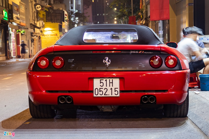 Ferrari 355 F1 Spider có phần mui mềm được làm từ vải màu đen tương phản với ngoại thất, có thể đóng/mở điện thông qua nút nhấn.