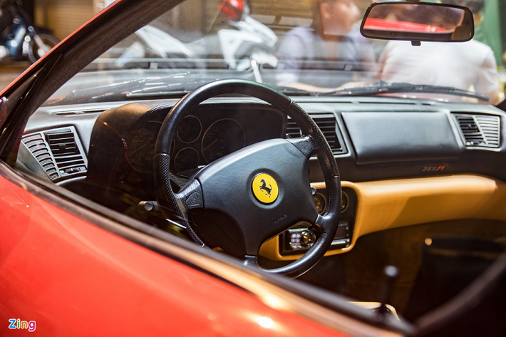 Ferrari 355 F1 Spider sử dụng hệ dẫn động cầu sau đi kèm hộp số bán tự động 6 cấp được phát triển từ xe đua F1. Nhờ đó, xe có khả năng tăng tốc 0-100 km/h trong 4,7 giây trước khi đạt tốc độ tối đa 295 km/h.