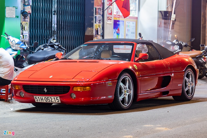 Cùng với Lamborghini, Ferrari là một trong hai thương hiệu siêu xe chiếm số lượng đông đảo nhất tại Việt Nam. Chiếc Ferrari già nhất Việt Nam hiện tại là chiếc 355 F1 Spider.