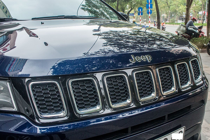 Mới đây, một chiếc Jeep Compass đã xuất hiện ở Hà Nội, xe có ngoại thất xanh khá bắt mắt và nhìn tổng thể chiếc xe toát lên vẻ cứng cáp như nhiều "người anh em" trong gia đình Jeep có xuất xứ từ Mỹ, điều mà những chiếc CUV thường không có.