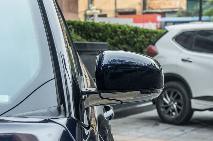 Phần thân xe, Jeep Compass có vòm bánh vuông vức sử dụng nhựa đen, bộ la-zăng hợp kim có kích thước 18 inch cùng bộ lốp Continental đắt tiền. Gương chiếu hậu của mẫu CUV thương hiệu Mỹ được sơn đồng màu thân xe, bên dưới có lớp mạ crom kèm đèn xi-nhan dạng LED cùng với đó tính năng chỉnh/gập điện cũng xuất hiện trên Jeep Compass.