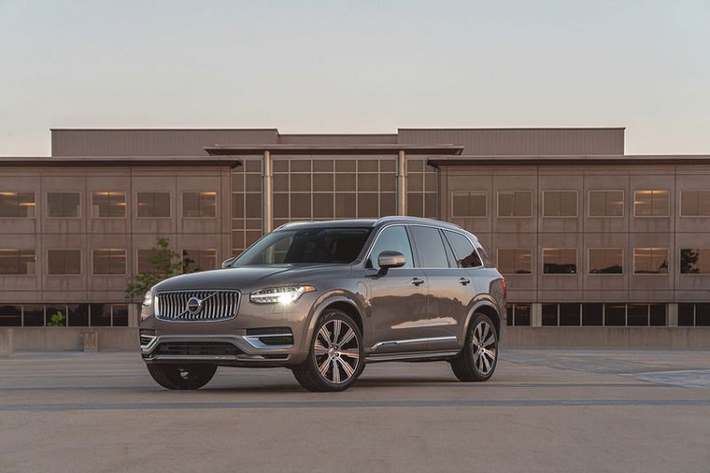 Không chỉ vậy, Volvo XC90 2020 mới còn từng được mệnh danh là “mẫu xe an toàn nhất thế giới” với hàng loạt các công nghệ hiện đại bậc nhất và liên tục “ẵm” hơn 200 giải thưởng quốc tế về thiết kế cũng như tính năng trang bị. “Trái tim” của Volvo XC90 T8 2020 là khối động cơ I4 2.0L 313 mã lực áp dụng công nghệ tăng áp và siêu nạp, cung cấp sức mạnh cho cầu trước thông qua hộp số tự động 8 cấp.