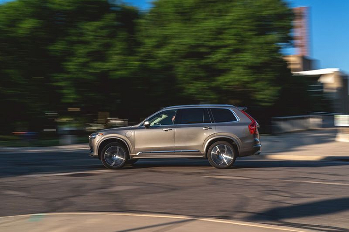 Khi một chiếc SUV với hệ dẫn động 4 bánh toàn thời gian như Volvo XC90 T8 mới “nhả” cầu trước và hoàn toàn sử dụng động cơ điện ở trục sau, EPA ước tính phạm vi hoạt động sẽ rơi vào khoảng 18 dặm (tương đương khoảng 29 km). Một con số không phải là thực sự ấn tượng cho lắm, tuy nhiên, hãy thử tưởng tượng việc di chuyển một chiếc SUV nặng hơn 2 tấn chỉ với năng lượng đến từ động cơ điện 87 mã lực. Khi kích hoạt chế độ chạy điện, Volvo XC90 T8 2020 có thể đạt tốc độ tối đa lên đến 78 mph (tương đương 125.5 km/h).