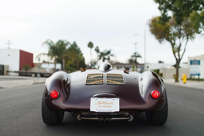 Từ lâu trước khi Porsche 718 Spyder mang chữ “Spyder” đặc trưng, cái tên này đã được sử dụng trên mẫu siêu xe Porsche 550 sản xuất từ năm 1953 – 1956. Sarkisyan và người em của mình nổi tiếng vì làm nên một số dự án tuyệt vời bao gồm một bản sao Mercedes-Benz 300 SL Gullwing dựa trên SLK hiện tại. Chiếc 550 này không giống bất cứ thứ gì trước đây bởi vì nó có vị trí ghế ngồi lái ở trung tâm.