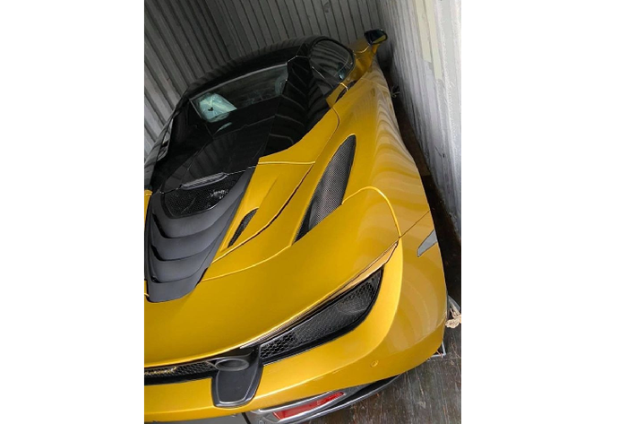 Bên trong khoang lái của siêu xe mui trần McLaren 720S Spider màu vàng Aztec Gold Elite độc nhất vô nhị tại Việt Nam có nội thất bọc da và carbon, ghế ngồi bằng da alcantara đi kèm sọc màu vàng tông xuyệt tông với ngoại thất của siêu xe mui trần này.