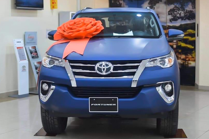 Đây không phải là chiếc xe SUV Toyota Fortuner đầu tiên được sơn lại, cách đây không lâu có một chiếc Fortuner cũng thuộc 1 cầu số tự động (Fortuner 2.4AT 4x2) được sơn màu xanh quân đội được chào bán với mức giá 1,1 tỷ đồng đã bao gồm chi phí biển số và đăng ký xe.