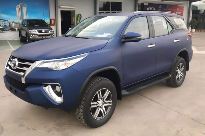 Theo tìm hiểu, đây là xe đại lý sơn lại màu mới với chi phí khoảng 25 triệu đồng, màu sơn này được lấy cảm hứng từ màu xanh (Nebula Blue) của Fortuner đang bán tại Thái Lan. Tuy nhiên, màu sơn xanh có trên chiếc Toyota Fortuner tại Việt Nam này có màu sẫm và mờ (matte) hơn.