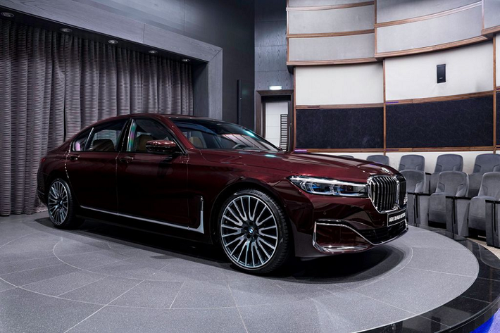 Về tổng thể, lớp áo ngoại – nội thất của chiếc BMW 750Li 2020 mới xuất hiện lần lượt với màu Đỏ Hoàng gia (Royal Burgundy Red) và màu Be (Zagora Beige). Đầu tiên, lớp áo Royal Burgundy Red có thể được mô tả như màu đỏ đậm của quả anh đào nhưng vẫn toát lên sự bóng bẩy hay hiệu ứng ánh kim của kim loại.