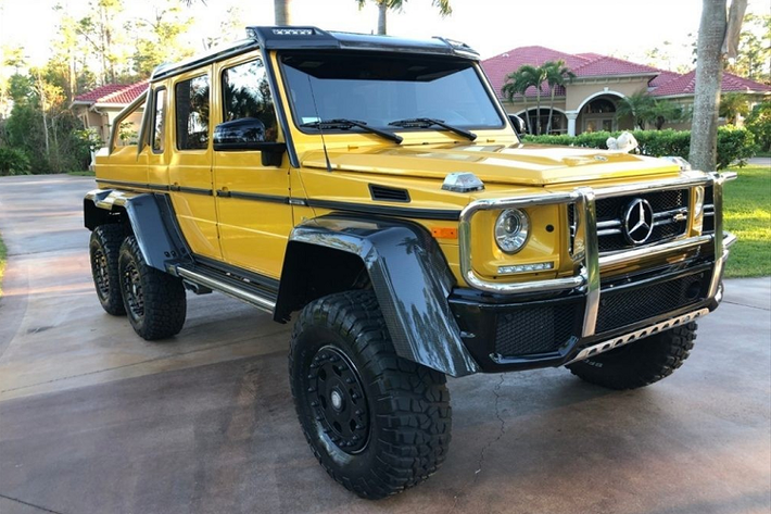 Điểm thú vị trên "quái vật 6 chân" Mercedes-Benz G63 AMG 6x6 này chính là việc đây là 1 trong 2 chiếc Mercedes-Benz G63 AMG 6x6 hiếm hoi được nhìn thấy ở Mỹ. Xe được sản xuất vào năm 2016 nhưng thông báo trước đó cho biết dòng xe Mercedes-Benz G63 AMG 6x6 chỉ được sản xuất trong 3 năm là từ 2013 đến 2015.