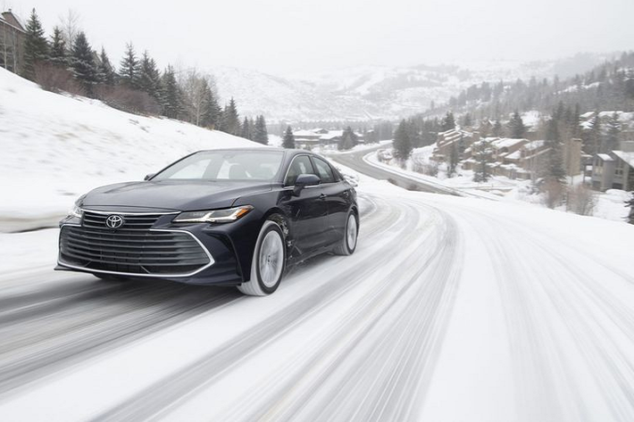 Đúng như dự đoán, Toyota Avalon 2021 mới được bổ sung phiên bản Nightshade mới, xây dựng dựa trên biến thể XSE, Avalon Nightshade khác biệt với một loạt chi tiết sơn đen như lưới tản nhiệt, vỏ gương chiếu hậu, cánh lướt gió đuôi, viền cửa sổ, tay nắm cửa và ăng-ten vây cá mập. Làm tròn diện mạo của phiên bản Nightshade là bộ la-zăng hợp kim 19 inch cũng được sơn đen.