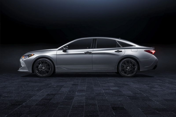 Toyota Avalon TRD 2021 sử dụng động cơ V6 3.5L quen thuộc, sản sinh công suất 301 mã lực và mô-men xoắn cực đại 362Nm. Vì không nâng cấp động cơ, các kỹ sư của Toyota đã lắp đặt cho xe hệ thống ống xả kép cat-back, hệ thống treo thể thao điều chỉnh gầm thấp hơn và phanh mạnh mẽ hơn. Tất nhiên, Avalon TRD cũng sở hữu bộ bodykit khí động học bao gồm bộ chia trước tinh chỉnh, ốp lườn thể thao hơn và bộ khuếch tán phía sau cập nhật.