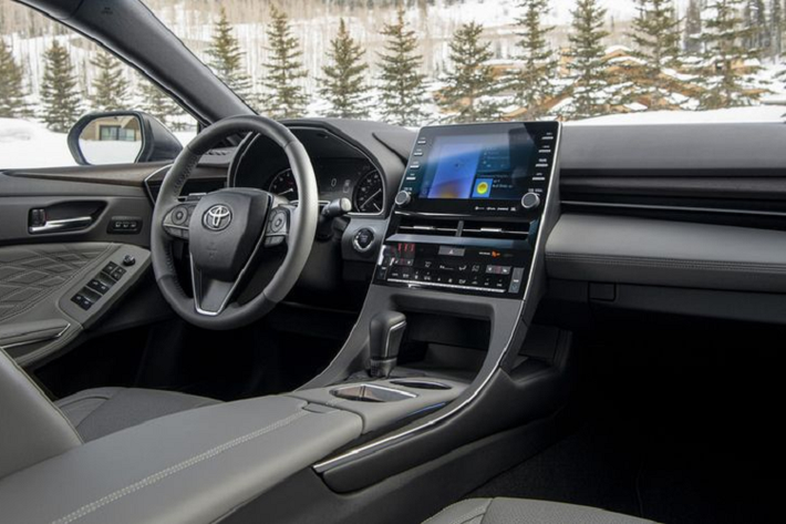 Toyota cũng cung cấp môt phiên bản mạnh mẽ hơn cho Avalon 2021, đó là Avalon TRD. Xe có diện mạo và động cơ gần như không có thay đổi gì so với bản cũ, ngoại trừ việc được trang bị màn hình đa thông tin mới có đồ họa khởi động đầy kịch tính và tùy chọn lốp mùa hè mới.