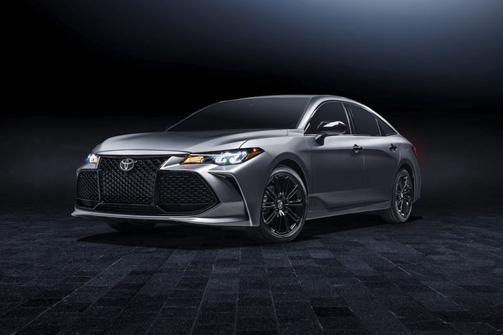 Để kết thúc các cập nhật cho Avalon 2021, Toyota đã sửa đổi bảng màu ngoại thất và các lựa chọn bọc nội thất, đồng thời cung cấp Android Auto cũng như các cổng nguồn USB-C thay thế cho các cổng USB-A trước đó. Giá xe Toyota Avalon Nightshade Edition mới hiện chưa được công bố.
