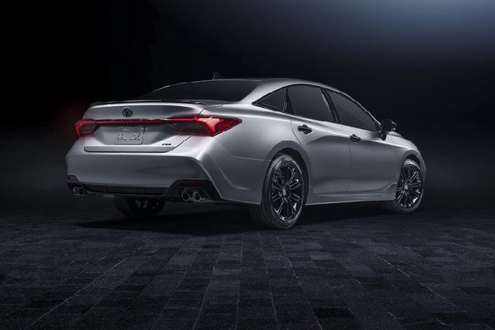 Sau Nightshade, một thay đổi lớn khác của sedan cỡ lớn Toyota Avalon 2021 là có thêm tùy chọn hệ dẫn động 4 bánh toàn thời gian trên các bản XLE và Limited. Hệ thống này có thể gửi tới 50% mô-men xoắn động cơ đến các bánh sau, hứa hẹn cung cấp lực kéo hiệu quả cho chiếc sedan cỡ lớn trong điều kiện thời tiết khắc nghiệt, trơn trượt.