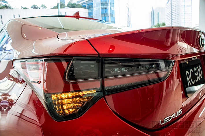 Phần đuôi, mẫu xe sang Lexus RC 300 2020 mới cũng sử dụng đèn phanh LED với thiết kế góc cạnh, bên ngoài cùng là khe gió khí động học. Trong khi đó, cản sau xe bằng nhựa đen tích hợp ống xả mạ crom 2 bên cân đối, camera/cảm biến lùi là những trang bị tiêu chuẩn không thể thiếu của xe hơi hiện nay.