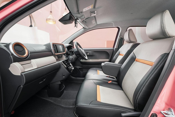 Về cơ bản Toyota Passo thế hệ mới là một phiên bản “đóng lại nhãn mác” của Daihatsu Boon, và Passo Moda Charm là một phiên bản đặc biệt dựa trên Moda và mang thiết kế thu hút người mua nữ.