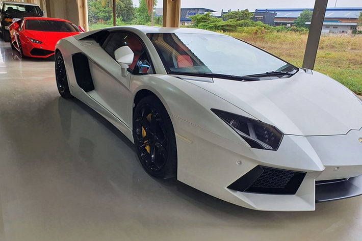 Lamborghini Aventador LP700-4 màu trắng và đỗ kế bên còn có một chiếc khác mang màu đen. Theo đó, để có thể trải nghiệm một mẫu siêu xe hoàn toàn mới của mình, chủ nhân cũ chiếc Audi R8 V10 Plus này, đồng thời cũng là một biker nổi tiếng Sài thành một thời đã đẩy nhanh chiếc Audi R8 V10 Plus để sớm rước về chiếc siêu xe Lamborghini Aventador LP700-4 màu trắng có lý lịch rất bí ẩn.
