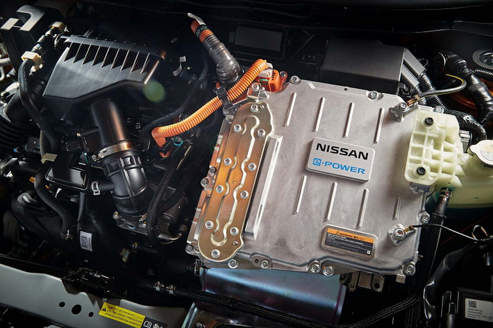 Tuy nhiên, Nissan Kicks 2021 facelift sẽ được phân phối thêm phiên bản chạy điện hybrid mang tên e-Power, khác với các hệ truyền động hybrid thông thường. Cấu hình này sẽ được phân phối độc quyền tại khu vực Đông Nam Á và Thái Lan là quốc gia đầu tiên trên thế giới ngoài Nhật bản sản xuất công nghệ e-Power này.