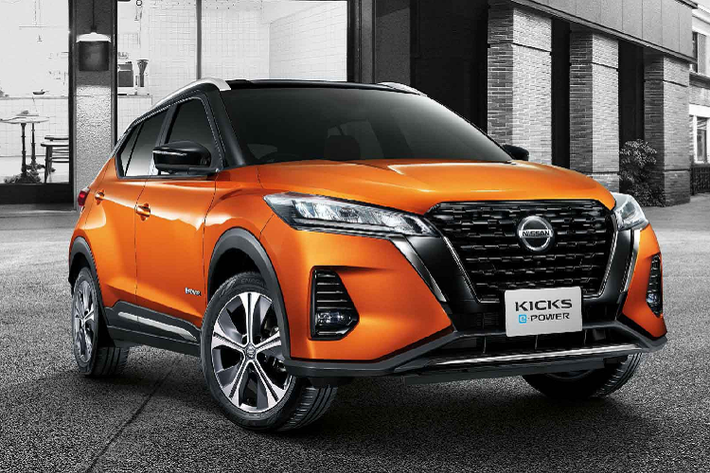 Về ngoại hình, Nissan Kicks e-Power 2021 trang bị cụm đèn pha LED có thiết kế mảnh hơn, dãy LED ban ngày có hình dạng boomerang. E-Power 2021 vẫn giữ nguyên triết lý thiết kế lưới tản nhiệt V-Motion nhưng lớn hơn. Ở phía sau, đèn hậu LED được tái thiết kế với đồ họa ánh sáng hình boomerang tương tự.