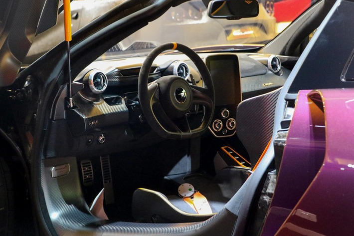 Trước đó, vào đầu tháng 2/2020, chiếc siêu xe triệu đô McLaren Senna màu siêu độc Cerberus Pearl đã được mang ra khỏi đại lý Al Ain Class Motors, nơi bán siêu xe triệu đô Pagani Huayra cho Minh "Nhựa" để vào trong container vận chuyển về Việt Nam. Chiếc McLaren Senna được doanh nhân quận 12 chọn mua có màu sơn ngọc trai Cerberus Pearl rất độc đáo và hiếm gặp trên thế giới.