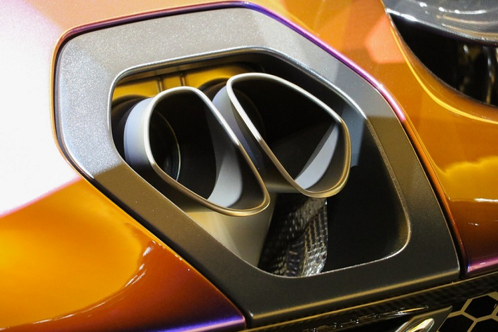 McLaren Senna sắp về Việt Nam là 1 trong 500 chiếc sản xuất trên toàn thế giới, mức giá xe McLaren Senna khi xuất xưởng bán ra tại Mỹ khoảng 1 triệu đô la nhưng chiếc McLaren Senna của doanh nhân quận 12 sở hữu màu sơn tuỳ chọn và nhiều trang bị khác nên có giá bán lên đến 1,7 triệu đô la tại nước ngoài.