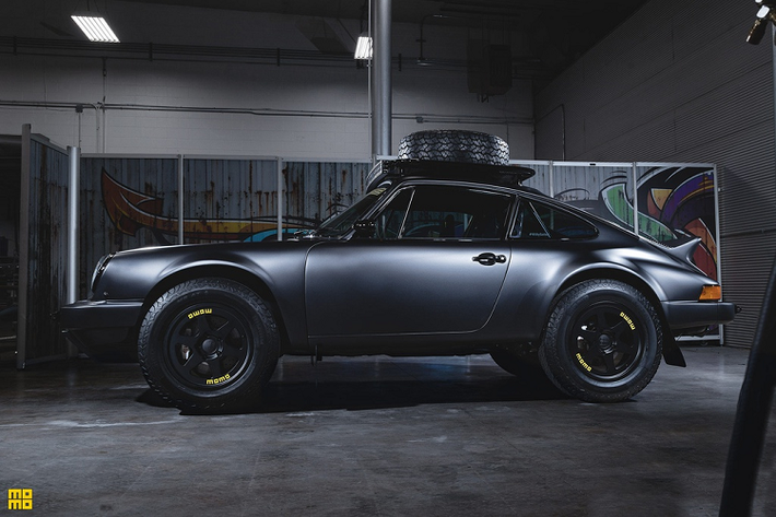 Về khung gầm, hệ thống treo là phần được thay đổi toàn diện nhất. Cụ thể, chiếc Porsche 911 Safari độ off-road sở hữu cụm giảm chấn đôi có thể tùy chỉnh được độ đàn hồi từ thương hiệu Exe-TC, lò xo do hãng Eibach cung cấp và tay đòn treo trước được KMR gia cố. Ngoài ra, phanh đĩa ở cả 4 bánh đều sử dụng cùm phanh hiệu năng cao của Brembo.