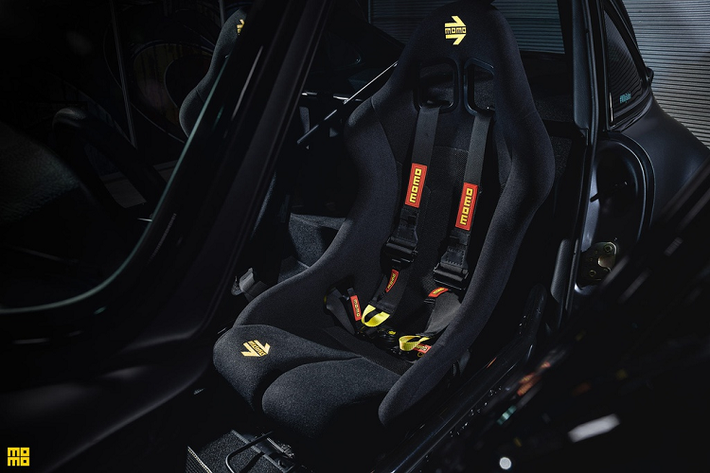 Danh sách các tính năng tiện nghi được trang bị cho mẫu xe offroad này bao gồm bảng đồng hồ tốc độ kỹ thuật số MoTeC, hệ thống loa Focal, bộ amply JL Audio và đài radio Porsche Classic GPS.