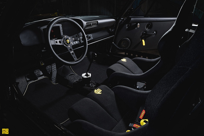 Cabin 2 chỗ ngồi của Porsche 911 Safari mang đậm phong cách xe đua với vô-lăng Momo Prototipo, ghế ngồi thể thao bọc da Recaro và chống lật (roll-cage) được gia cố thêm.