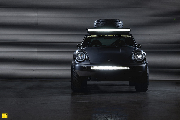 Hệ thống chiếu sáng của Porsche 911 Safari được nâng cấp để phục vụ cho điều kiện ánh sáng yếu. Ngoài cụm đèn dây tóc nguyên bản được chuyển sang loại đèn LED Projector, chiếc 911 Safari còn sở hữu 2 dải đèn LED trợ sáng của hãng Black Oak lắp ở cản trước và trên nóc xe.