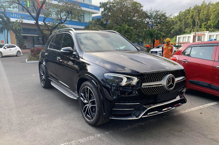 Mẫu SUV hạng sang Mercedes-Benz GLE 2020 mới được ra mắt công chúng Việt Nam cách đây một thời gian và hiện đang được chính hãng phân phối tới tay khách hàng trong nước với phiên bản GLE 450, cùng mức giá 4,369 tỷ đồng.