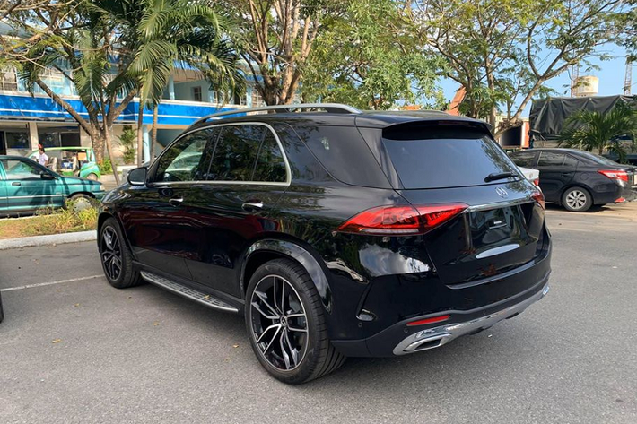Trang bị hộp số là loại tự động 9 cấp và hệ dẫn động 4 bánh toàn thời gian. Giá xe Mercedes-Benz GLE 350d AMG 2020 nhập Mỹ về Việt Nam được đơn vị nhập khẩu đưa ra là 275.000 USD (khoảng 6,3 tỷ đồng).
