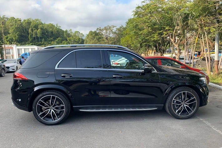 Bước sang bên hông, mẫu xe SUV hạng sang Mercedes-Benz GLE 350d AMG 2020 dễ dàng tạo điểm nhấn hơn hẳn so với phiên bản GLE 450 nhờ bộ mâm 5 chấu kép kích cỡ 21 inch thay vì 20 inch như GLE 450.