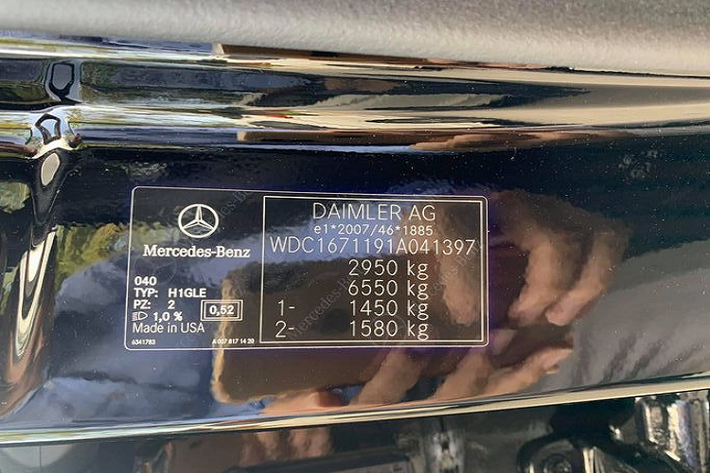 So với phiên bản Mercedes-Benz GLE 450 2020, phiên bản GLE 350d AMG (tên đầy đủ GLE 350d 4Matic AMG Line) mang trong mình một số nâng cấp về mặt trang bị. Ở phần ngoại thất, GLE 350d AMG nổi bật với bộ mặt ca-lăng sao rơi đặc trưng, logo "Ngôi sao ba cánh" to bản đặt ngay chính giữa trung tâm cho cái nhìn thực sự nam tính và thời trang.