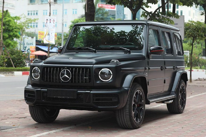 Nhờ hộp số tự động AMG Speedshift Plus 9 cấp và hệ dẫn động 4 bánh mà Mercedes-AMG G63 Trail Package 2020 có thể tăng tốc từ 0-100 km/h trong 4,5 giây trước khi đạt vận tốc tối đa 220 km/h. Giá xe Mercedes-Benz G63 Trail Package 2020 đầu tiên về Việt Nam được đại lý tư nhân chào bán khoảng hơn 12 tỷ đồng.