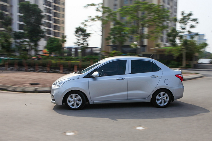 Anh Linh sở hữu chiếc Grand i10 bản sedan ngay thời điểm mẫu xe này được giới thiệu tại thị trường Việt Nam. Đây là phiên bản được lắp ráp tại nhà máy của Hyundai Thành Công tại Ninh Bình. Giá bán chính thức của xe tại thời điểm mua ở mức 435 triệu đồng.