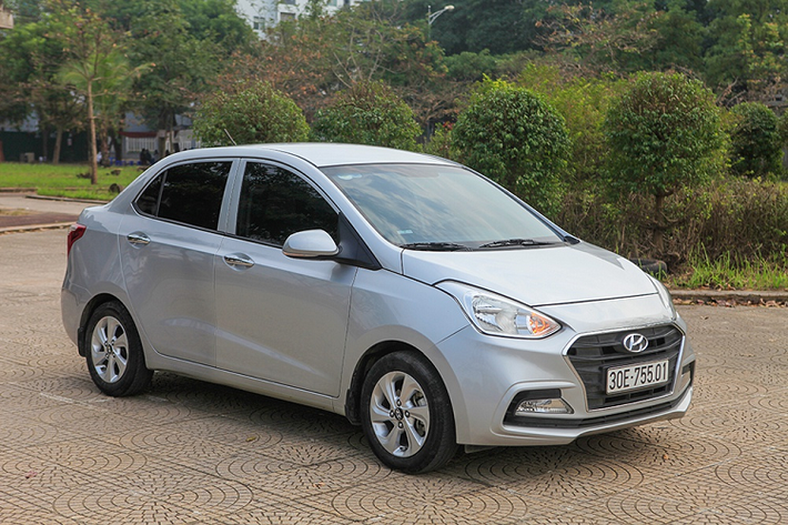 Sau hơn 2 năm sử dụng, chiếc xe của anh Linh ghi nhận con số di chuyển hơn 90.000 km với tần suất sử dụng khá lớn. Do đó, những vệt xước dăm là điều không thể tránh khỏi. Tuy nhiên, màu sơn bạc nguyên bản vẫn còn khá đều màu.